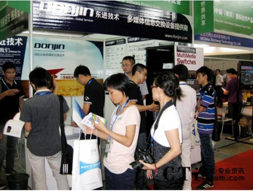 東進(jìn)展臺(tái)前人頭攢動(dòng)