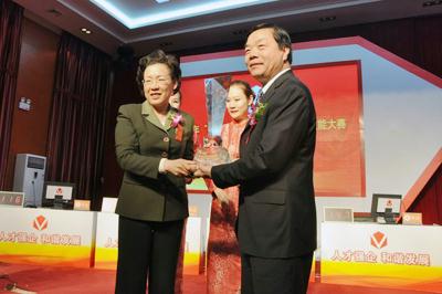 黃丹華為中國聯(lián)通頒發(fā)突出貢獻(xiàn)獎